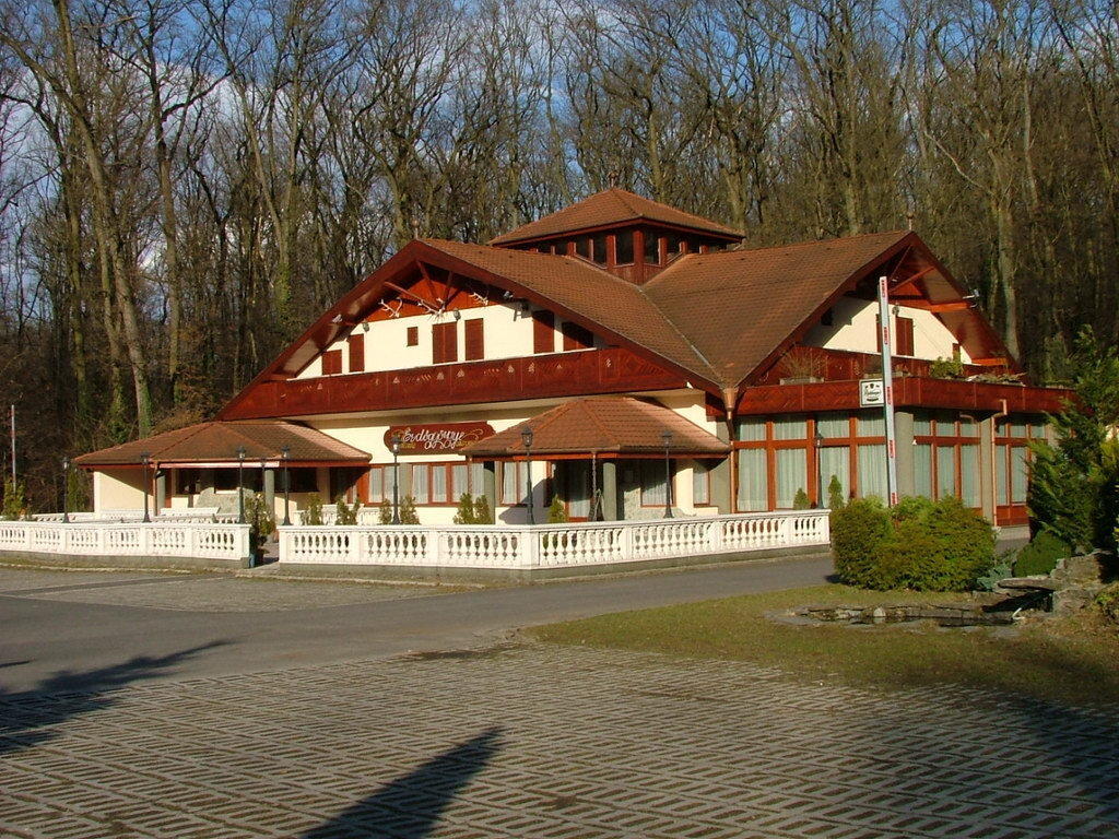 Erdogyongye Etterem Es Panzio Hotel Zalaegerszeg Buitenkant foto